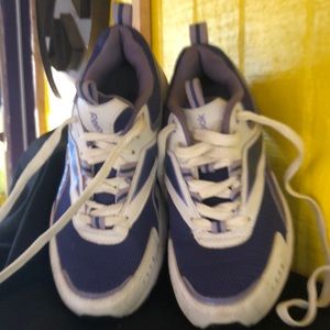 Reebok women shoes purple and white like new